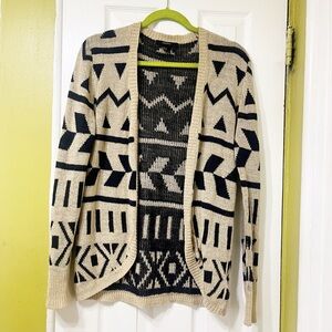 Forever 21 Pattern Sweater in good condition.